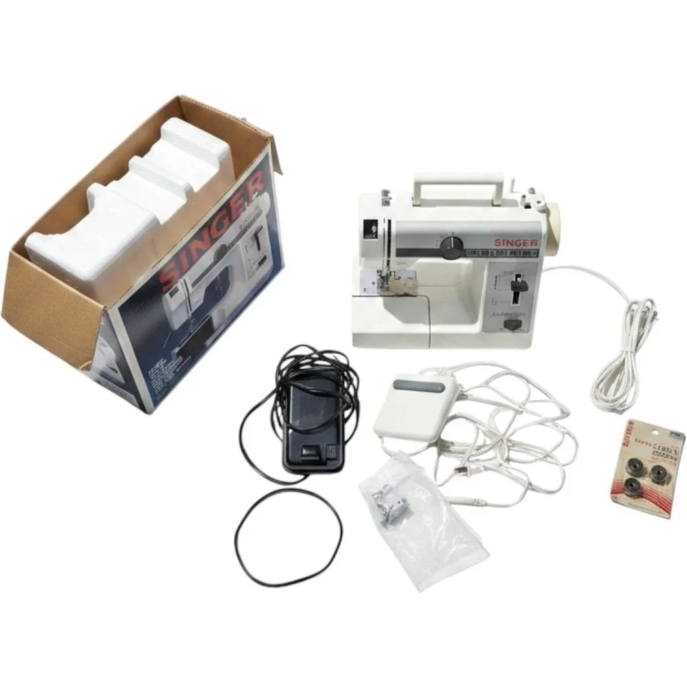 Singer Featherweight 322 Sewing Machine Compact Free Arm Zig Zag Box bobbins
